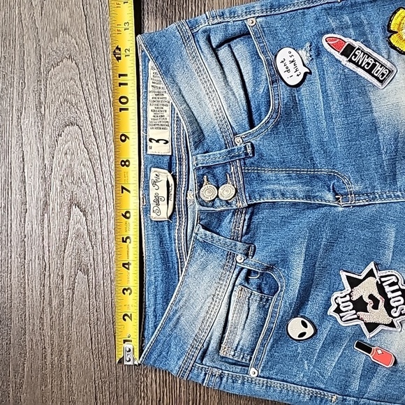 Indigo Rein Juniors' Patch Ripped Skinny Ankle Jeans Fun Patches & Pins  Size 3 - Picture 15 of 17